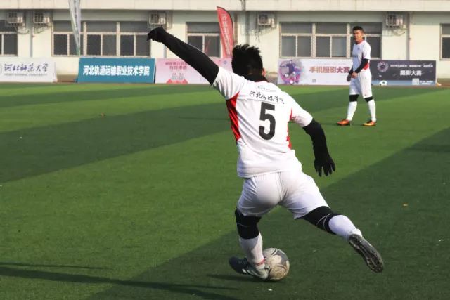 阿森纳2-0战胜埃弗顿：后卫进球彰显实力